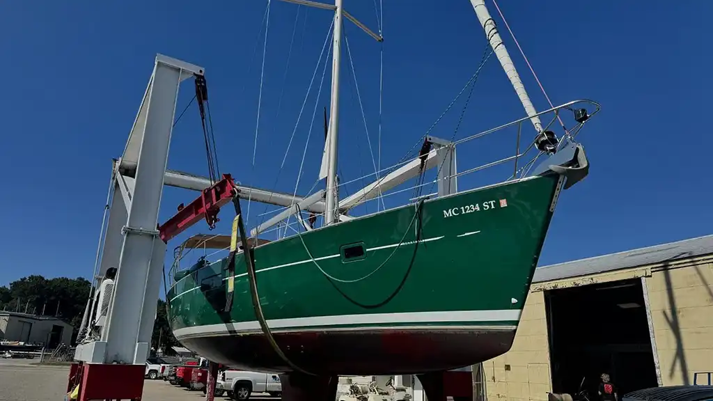 2005 Beneteau 423 Oceanis green sailboat hoisted for survey & appraisal to find out how much this boat is worth.